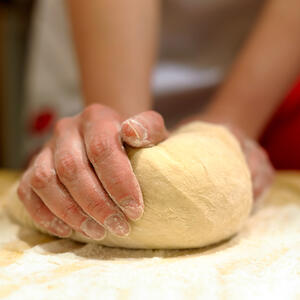 замешивает тесто