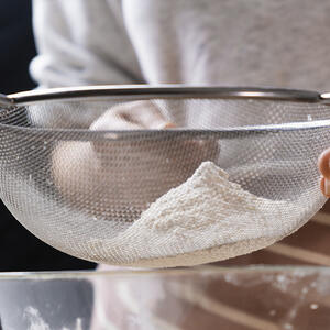 просеивает муку