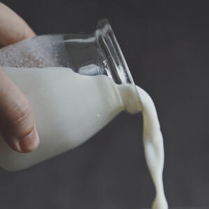 наливает молоко