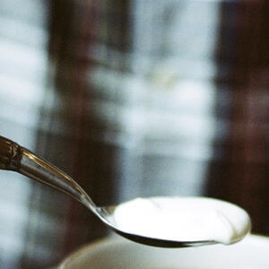 добавляет сметану