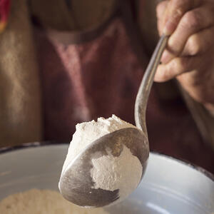 добавляет муку