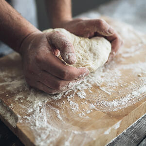 вымешивает тесто