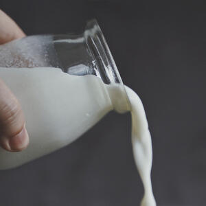 наливает молоко