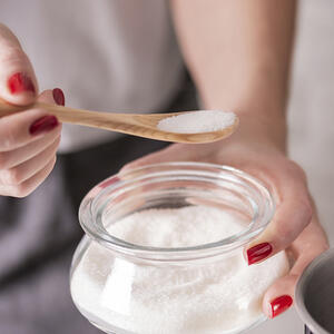 добавляет сахар