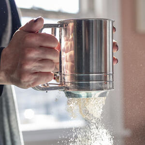 просеивает муку