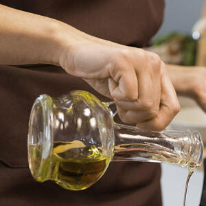 наливает масло