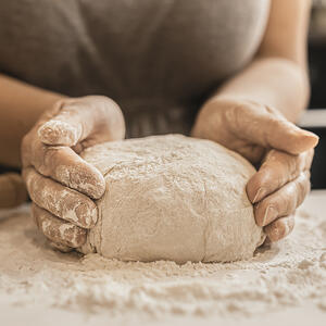 вымешивает-тесто