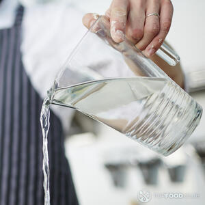 наливает воду