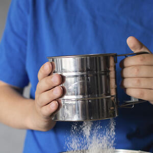 просеивает муку