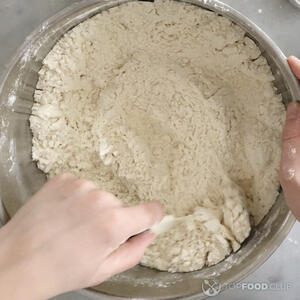 перемешивает муку