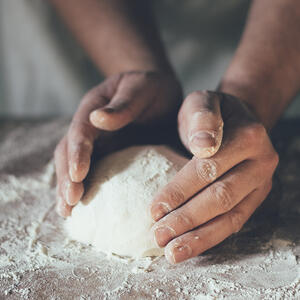 замешивает тесто