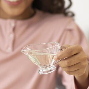 наливает уксус