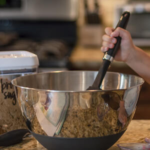 перемешивает тесто