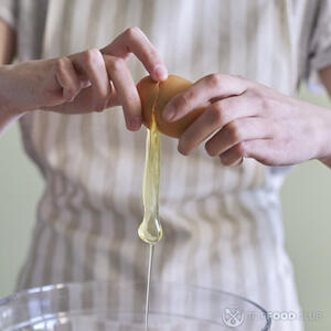 разбивает яйца