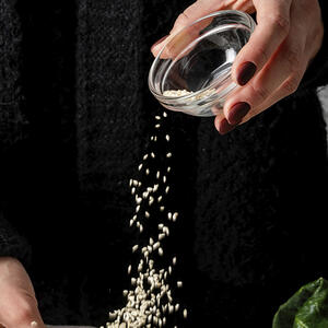 насыпает кунжут