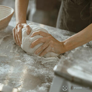 замешивает тесто