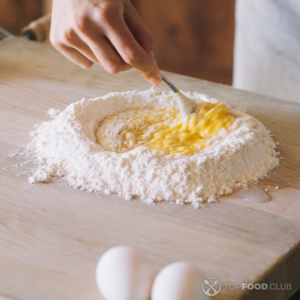 Вмесить муку в яичную смесь