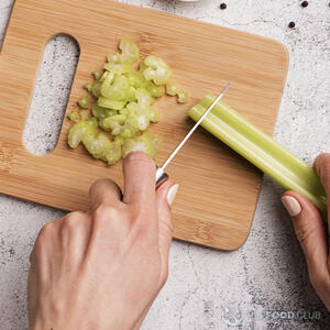 нарезает сельдерей