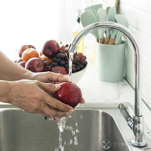 моет яблоко