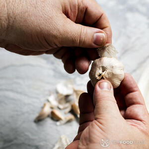 чистит чеснок