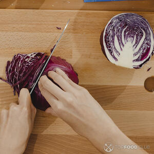 нарезает капусту