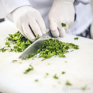 нарезает петрушку