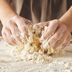 Месим тесто руками