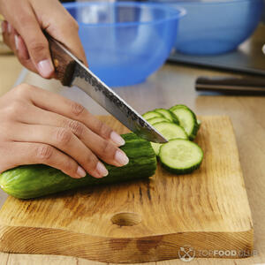 нарезает огурец
