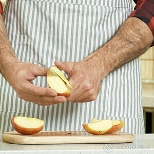 нарезает яблоко