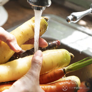 моет морковь и пастернак