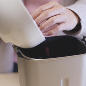 добавляет в хлебопечку