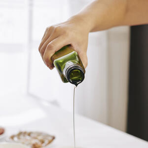 наливает масло