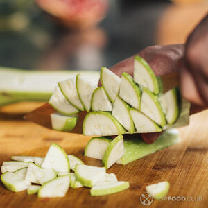 нарезает кабачок