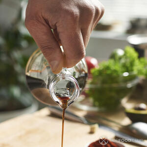 наливает соевый соус