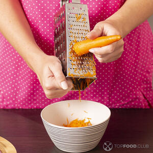 трёт морковь