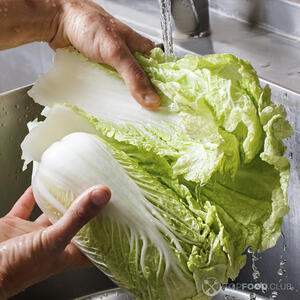 моет пекинскую капусту