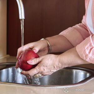 моет яблоко