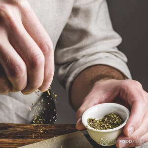 насыпает орегано