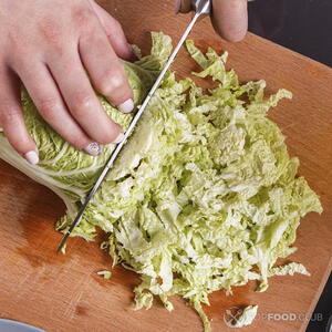 нарезает пекинскую капусту