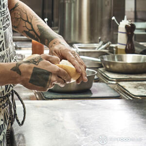 чистит грейпфрут