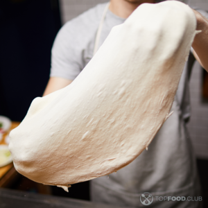 Растянуть тесто на руках