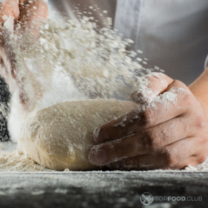 Вмесить в тесто муку