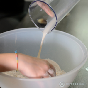 Влить разведенные дрожжи