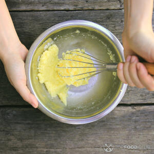 Сливочное масло растереть с сахаром