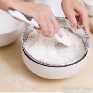 Перемешать муку