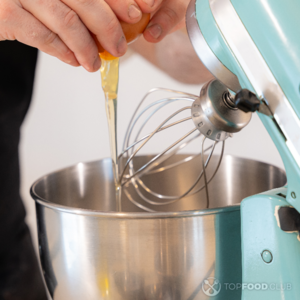 В чашу миксера вбейте яйца