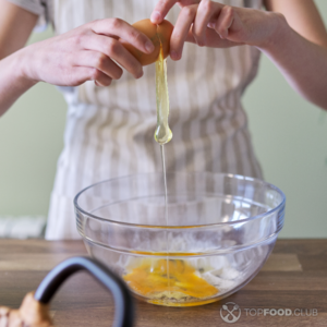 Вбить яйца в миску