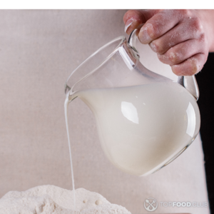 Влить молоко