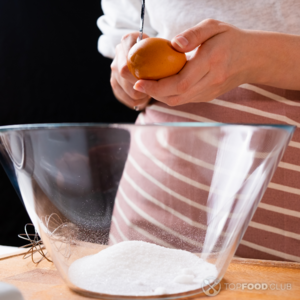 В миску вбить яйца, всыпать сахар