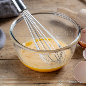 Перемешать яйца и сахар